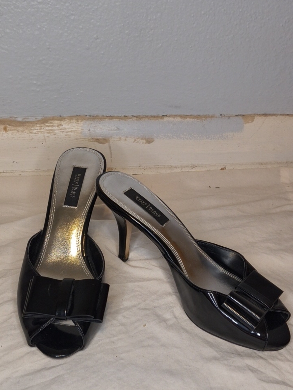 White House Black Market Black Patent Peep-Toe Mule Heels with Bow Size 8.5 AL